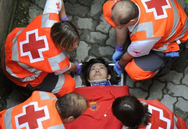 Một người đã bị thương nặng và phải nằm trên cáng cứu thương