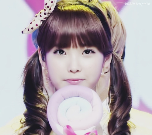 IU tết tóc hai bên diện Hanbook trông cực ngộ IU cột tóc hai bên, mặc đồng phục học sinh trẻ trung và tinh nghịch IU khá hợp với kiểu tóc hai bên này.