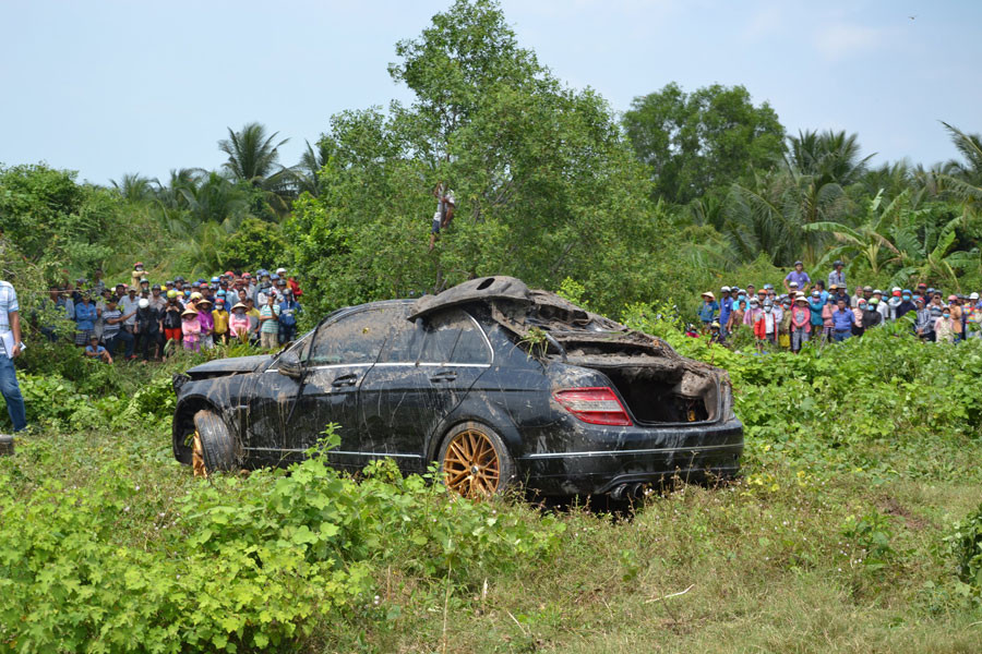 Xác định nguyên nhân tử vong của 3 người trong xe Mercedes dưới kênh ảnh 1
