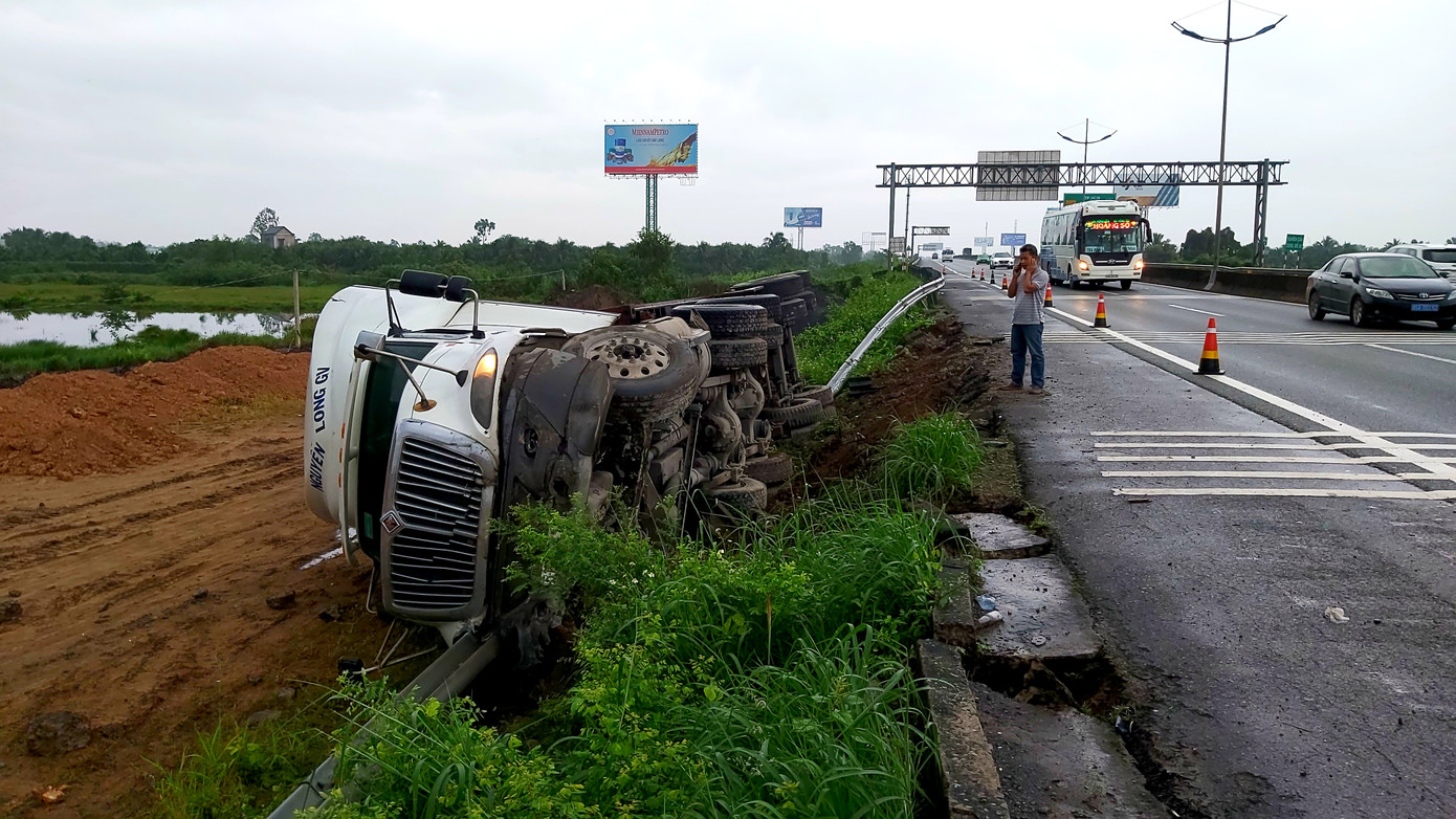 Xe đầu kéo tông sập dải ta-luy trên cao tốc rồi lật ngang ảnh 1