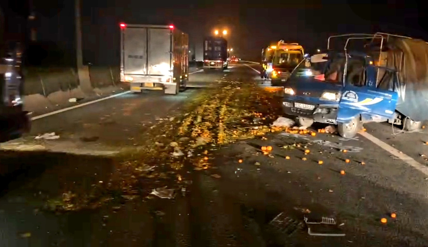 Xe tải nổ lốp gây họa trên cao tốc TPHCM - Trung Lương ảnh 1