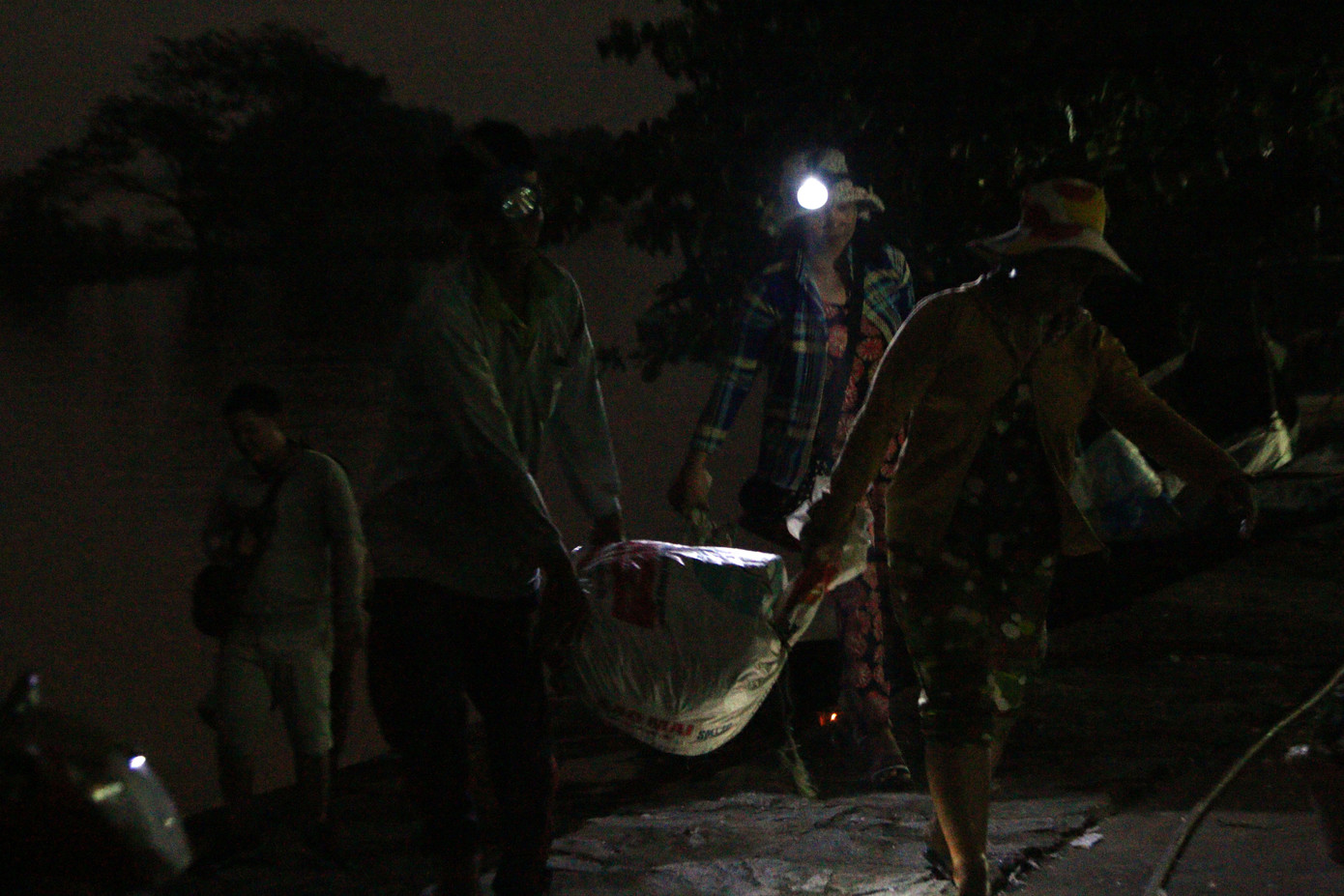 Nửa đêm đi 'chợ ma' giữa vùng nước nổi ảnh 12