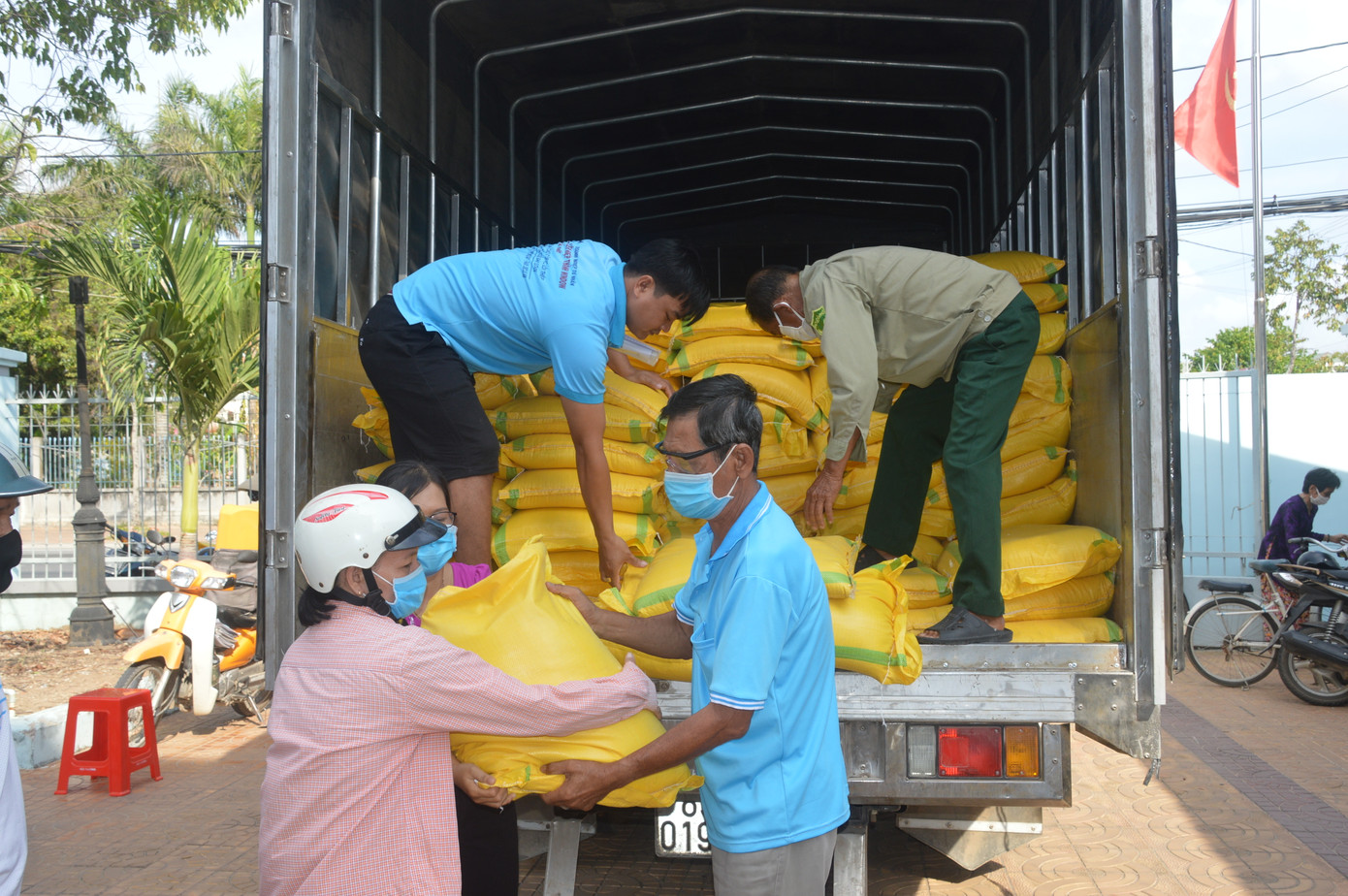 Tiền Giang hỗ trợ trên 866 tỷ đồng cho người dân gặp khó khăn do COVID-19 ảnh 5