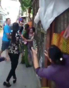 Nữ trưởng công an phường xô xát với dân, bị tố ngăn cản tiểu thương buôn bán ảnh 1