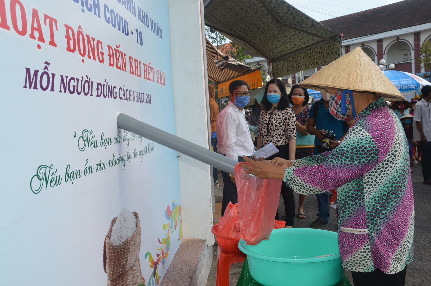 'ATM gạo' đầu tiên ở Sóc Trăng hỗ trợ người nghèo ảnh 1