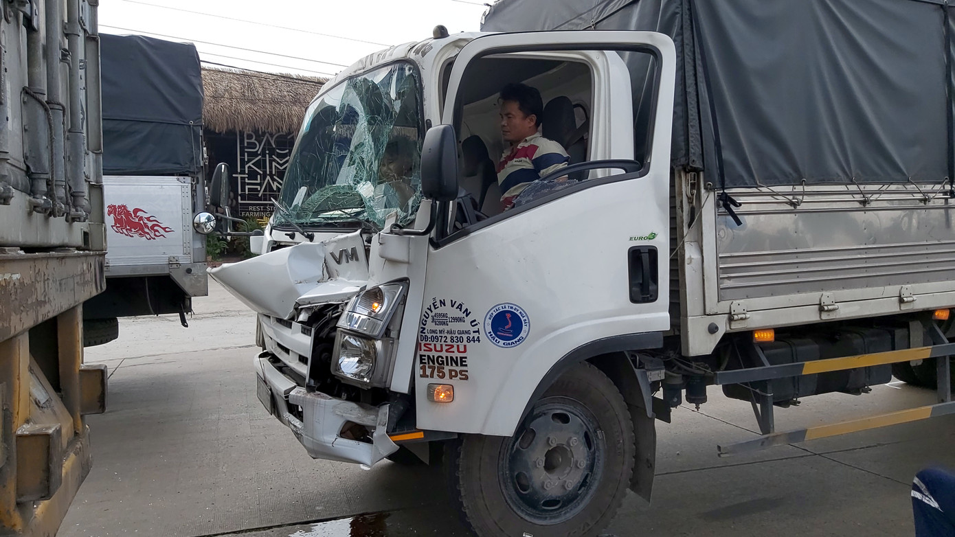 Tông vào đuôi xe đầu kéo, 2 người thoát chết trong cabin biến dạng ảnh 1