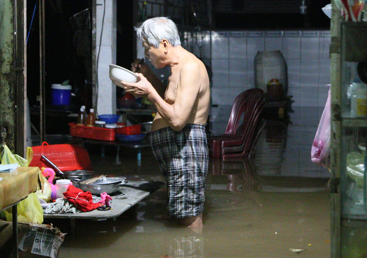 Triều cường tràn đê, tài sản người dân bị nhấn chìm ảnh 1