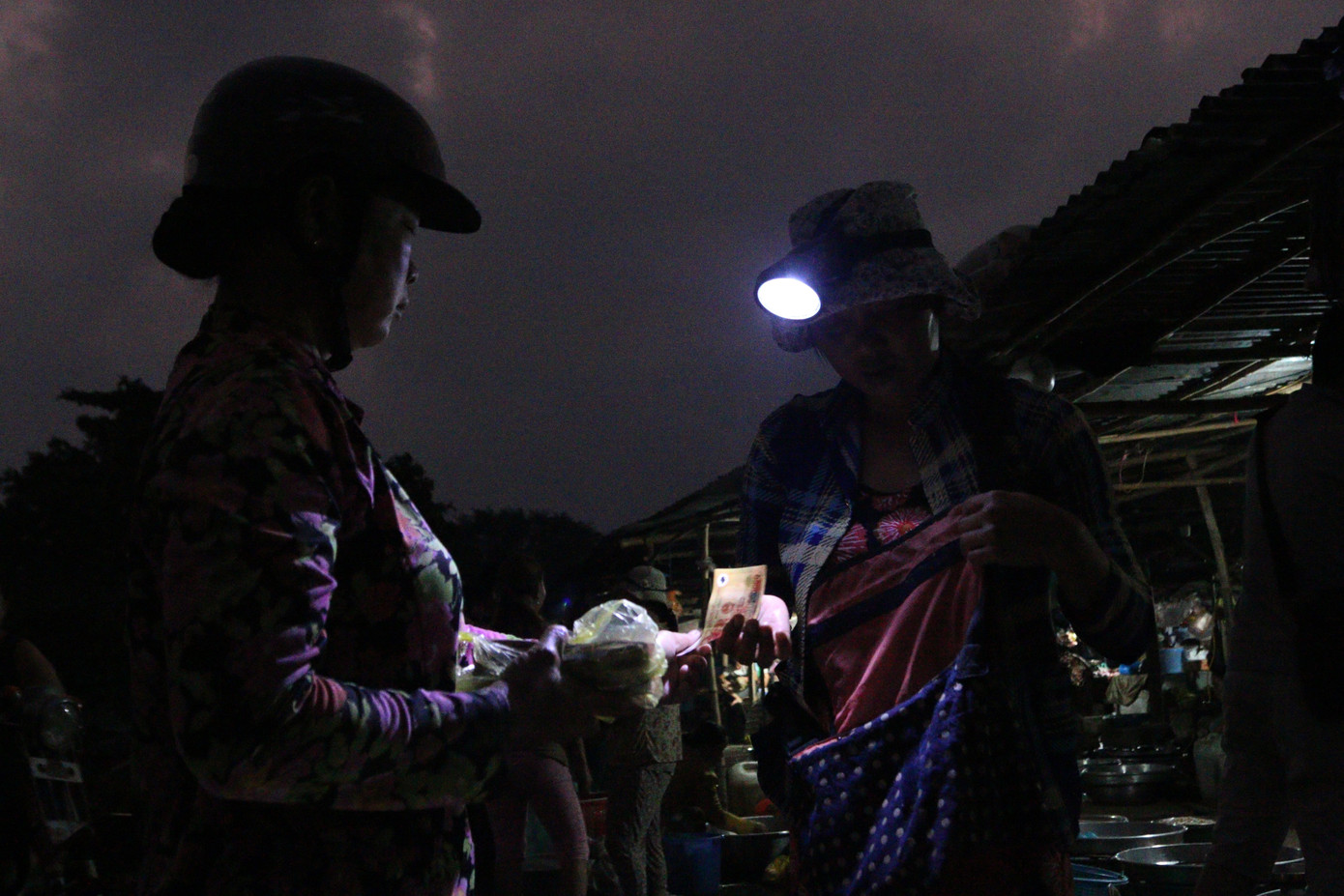 Nửa đêm đi 'chợ ma' giữa vùng nước nổi ảnh 14