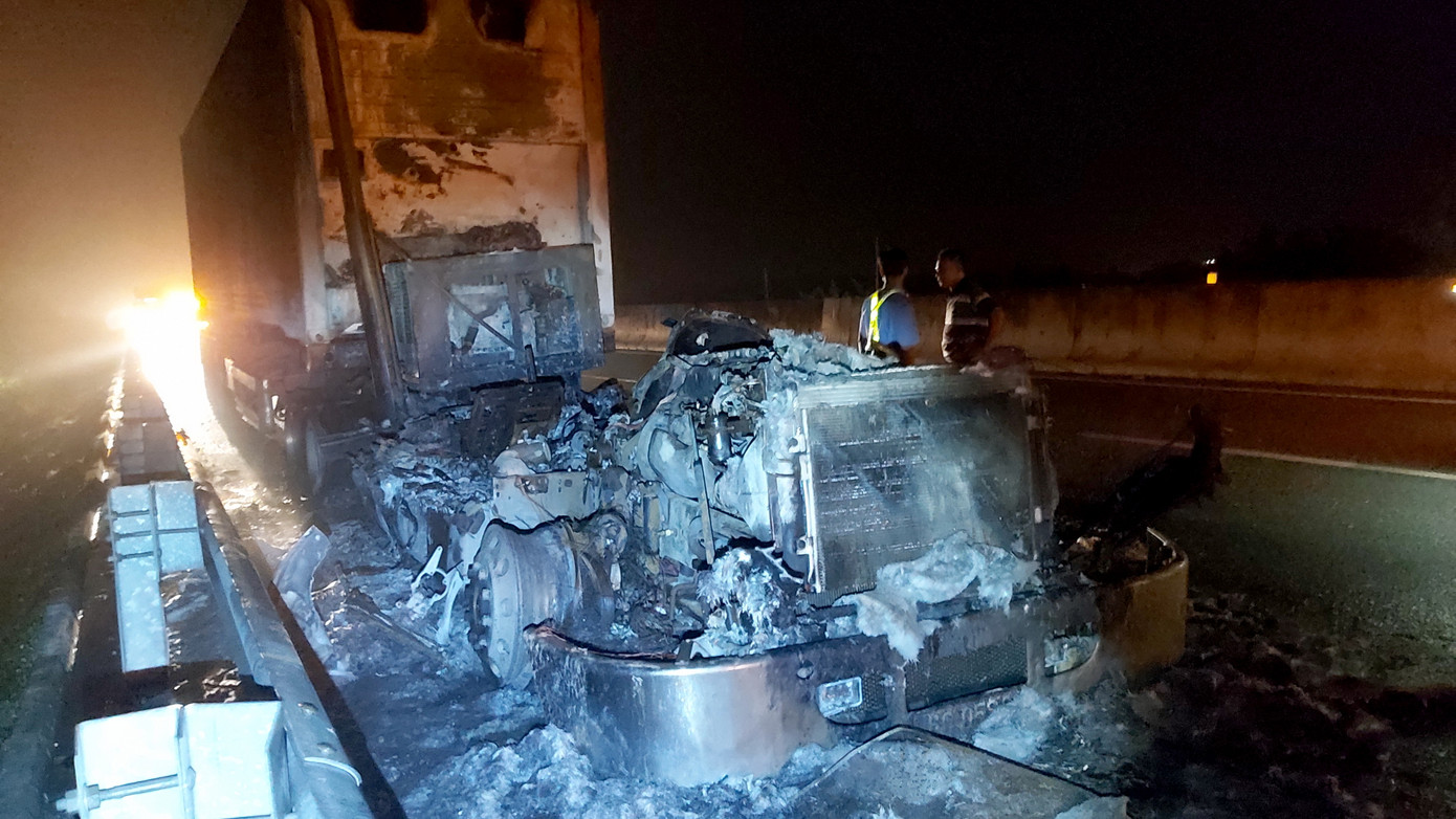 Kinh hãi cảnh xe đầu kéo cháy thành than trên cao tốc TP.HCM-Trung Lương ảnh 2