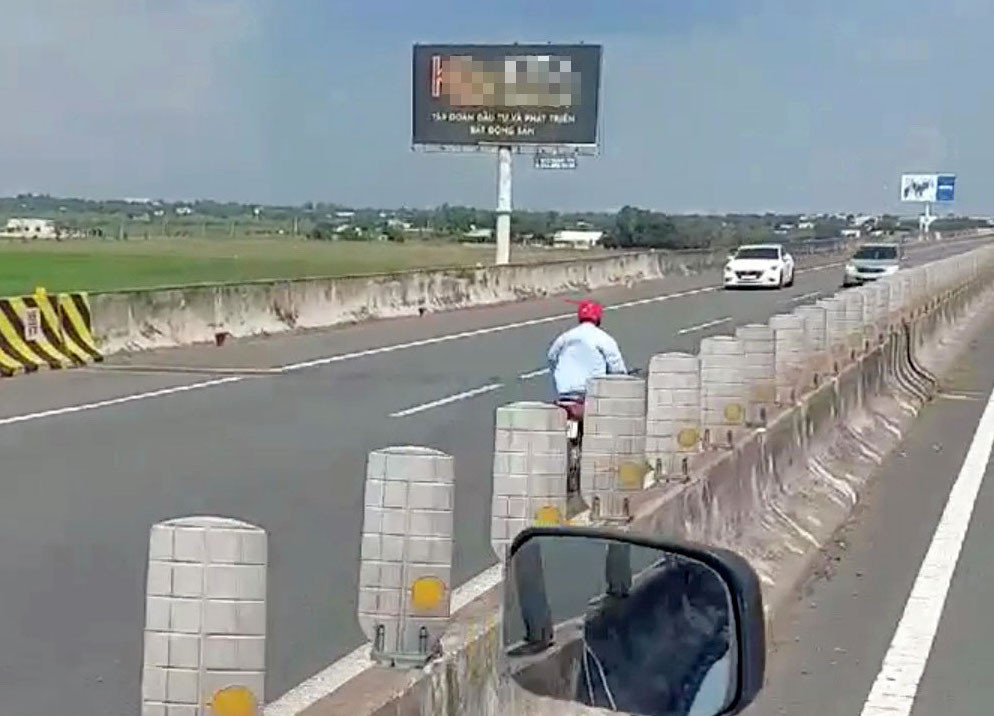Người đàn ông liều mạng điều khiển xe máy chạy ngược chiều trên cao tốc ảnh 1