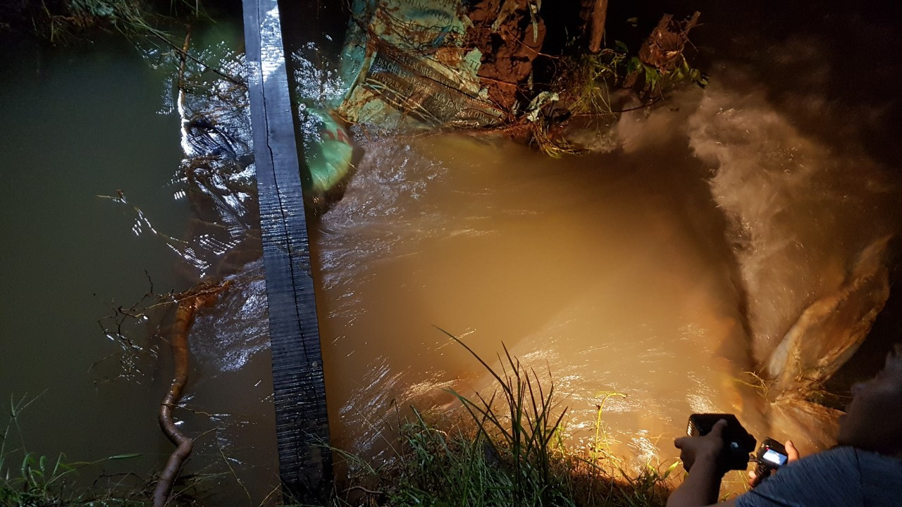 Triều cường tràn đê, tài sản người dân bị nhấn chìm ảnh 7