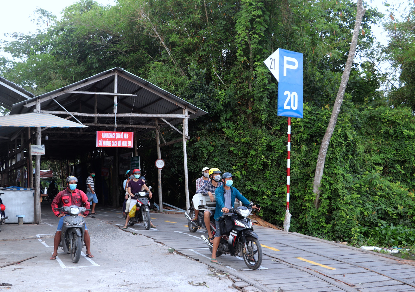 Căng dây thừng lập chốt kiểm soát, kẻ vạch trên phà để phòng COVID-19 ảnh 6