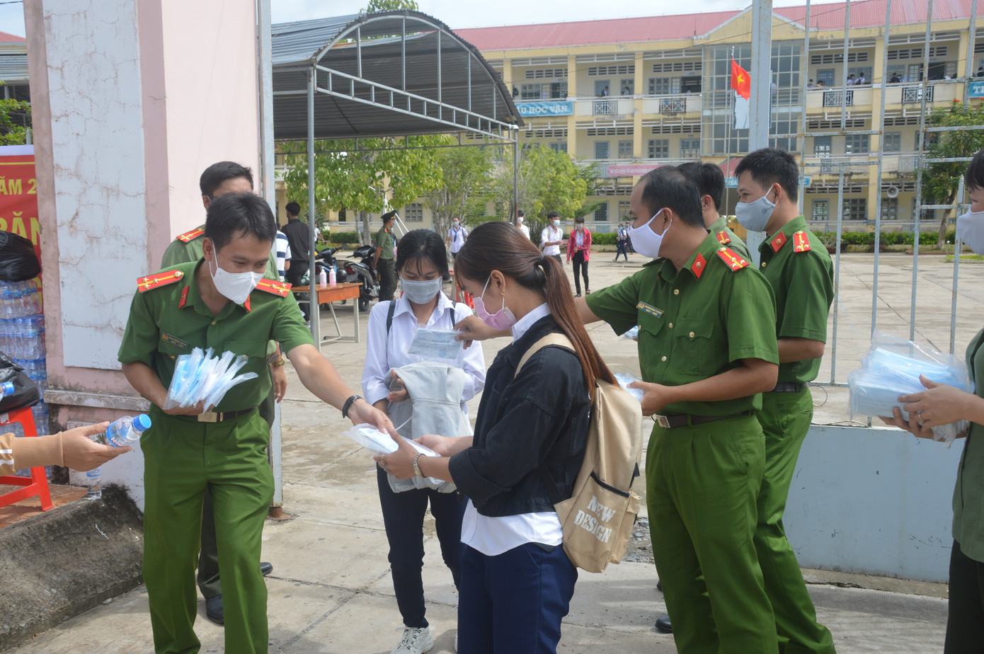 Thí sinh thi xong môn Toán THPT: Đề không bất ngờ, cập nhật giải đề tại đây ảnh 79