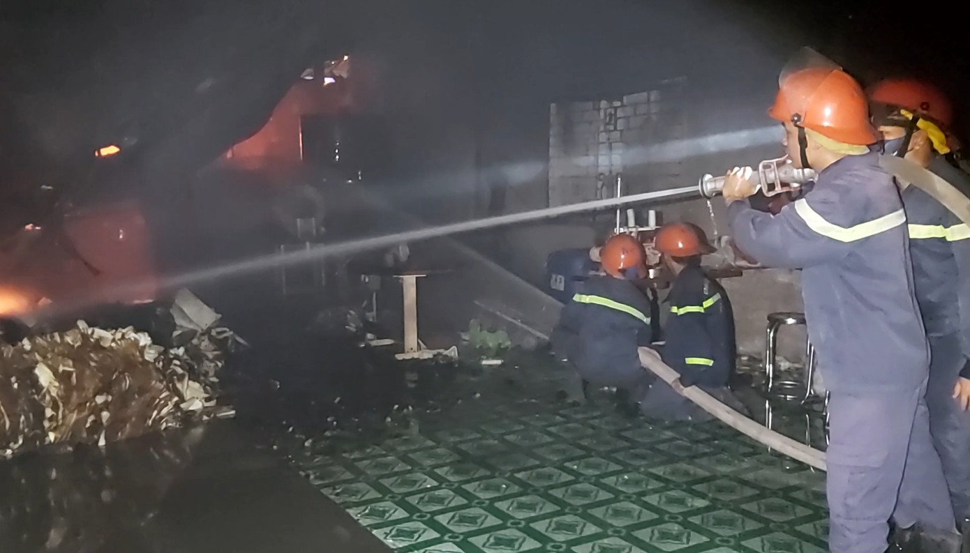 Cháy lớn tại xưởng sản xuất gối ở Tiền Giang ảnh 2