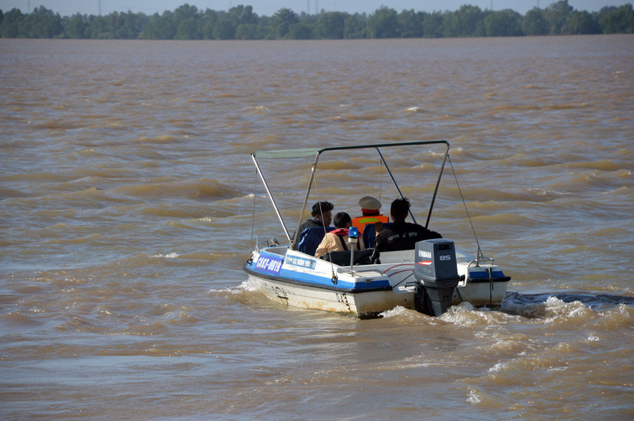 Tìm được thi thể hai cháu bé mất tích vụ lật sà lan trên sông Hậu ảnh 1