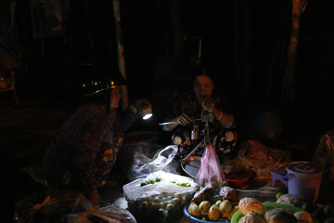 Nửa đêm đi 'chợ ma' giữa vùng nước nổi ảnh 3