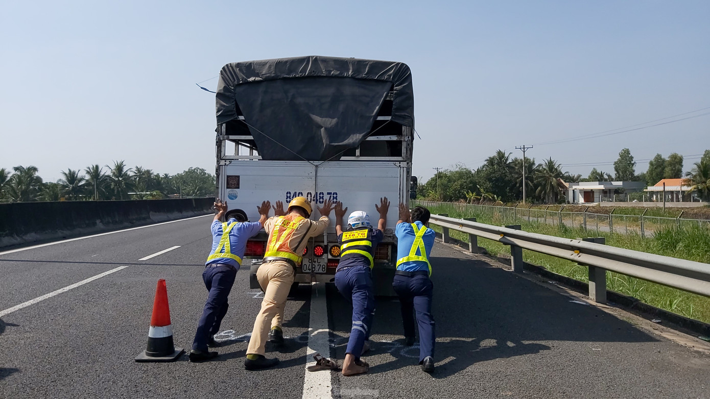 Tài xế dừng xe trên cao tốc TP. HCM – Trung Lương để... ngủ ảnh 1