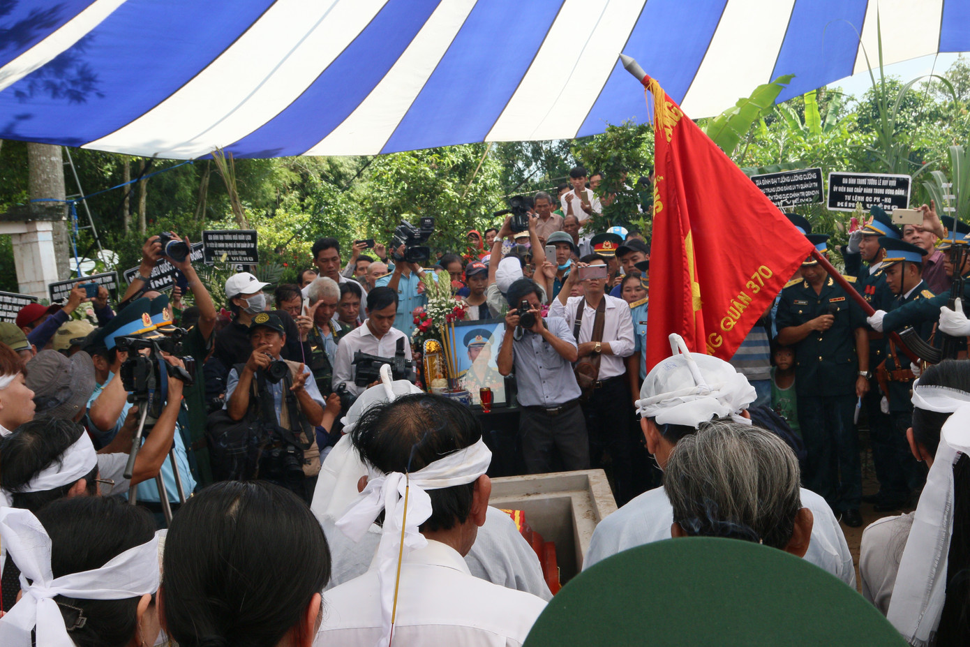 Lưu luyến tiễn đưa Anh hùng phi công Nguyễn Văn Bảy về với đất mẹ ảnh 20
