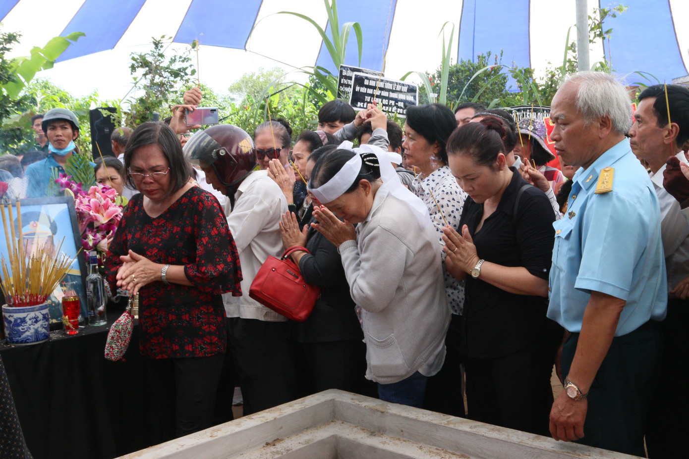 Lưu luyến tiễn đưa Anh hùng phi công Nguyễn Văn Bảy về với đất mẹ ảnh 19