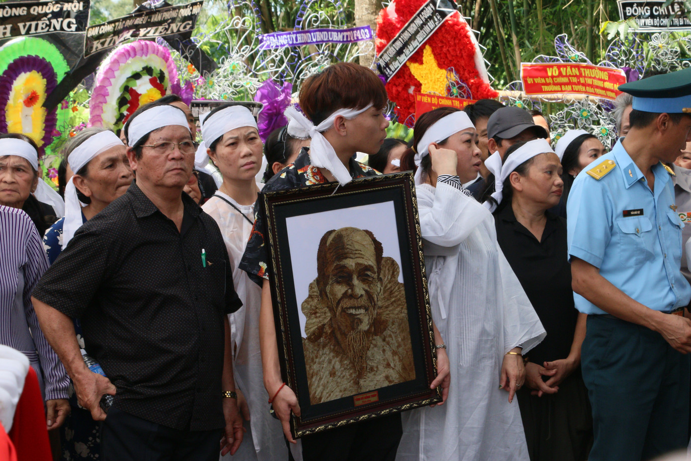Lưu luyến tiễn đưa Anh hùng phi công Nguyễn Văn Bảy về với đất mẹ ảnh 18