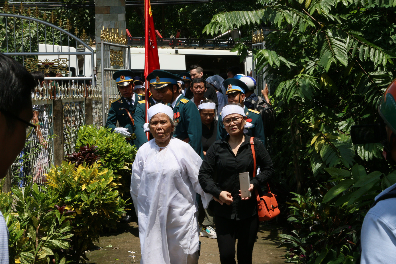 Lưu luyến tiễn đưa Anh hùng phi công Nguyễn Văn Bảy về với đất mẹ ảnh 16