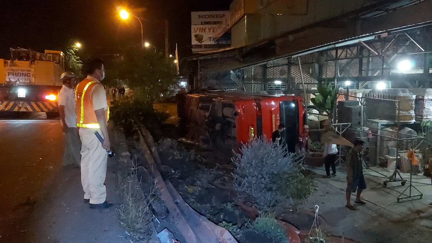 Tiền Giang: Xe giường nằm va chạm xe với tải rồi lật ngang, 5 người bị thương ảnh 1