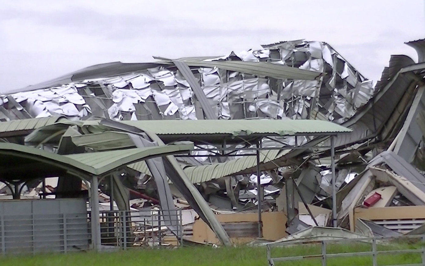 Giông lốc kinh hoàng quật sập nhà xưởng ở Tiền Giang ảnh 2