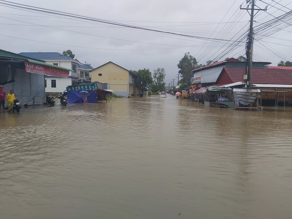 Cây đổ hàng loạt, mất điện, hàng nghìn nhà tốc mái do bão số 5 ảnh 2