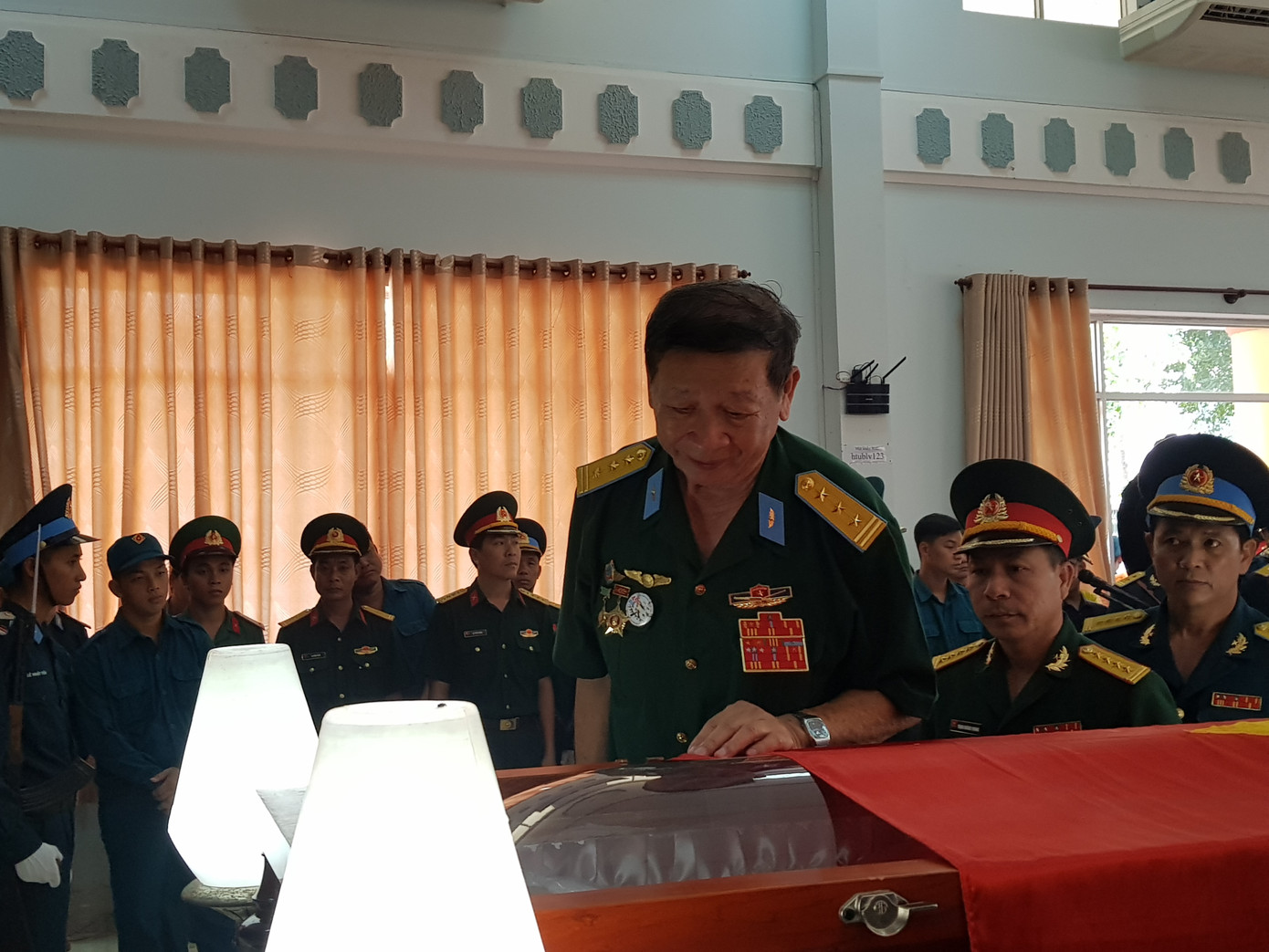 Lưu luyến tiễn đưa Anh hùng phi công Nguyễn Văn Bảy về với đất mẹ ảnh 4