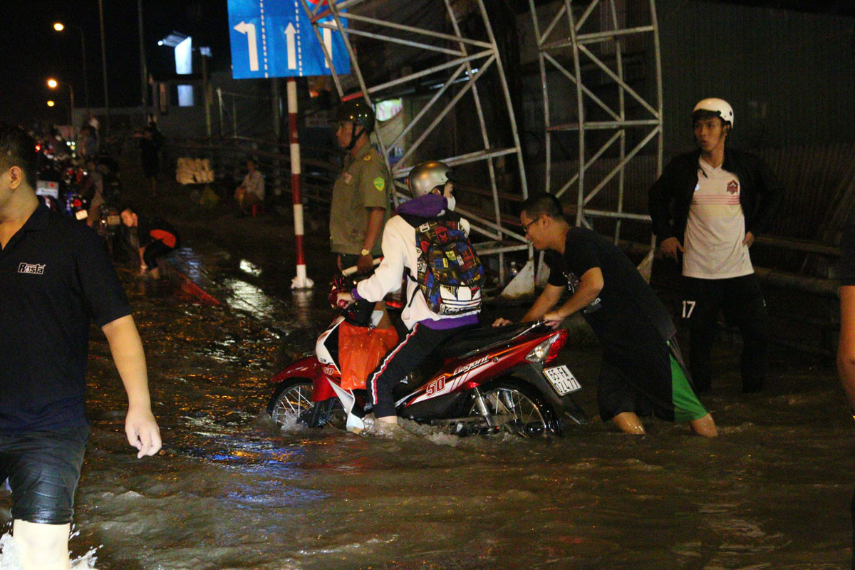 Triều cường tràn đê, tài sản người dân bị nhấn chìm ảnh 8