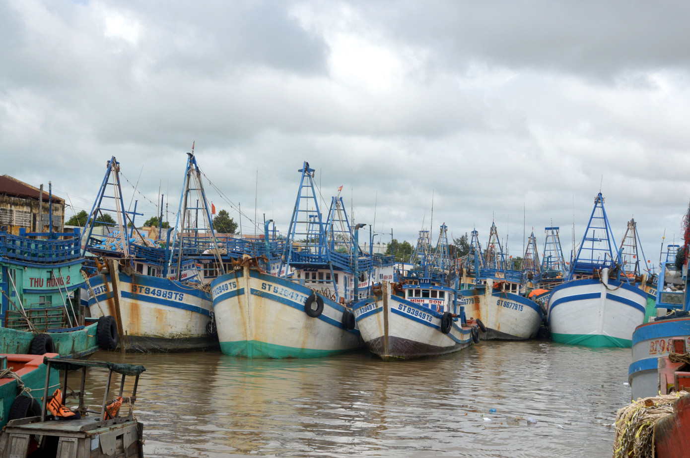 Nhiều tỉnh miền Tây cấm tàu, thuyền ra khơi để tránh bão ảnh 1