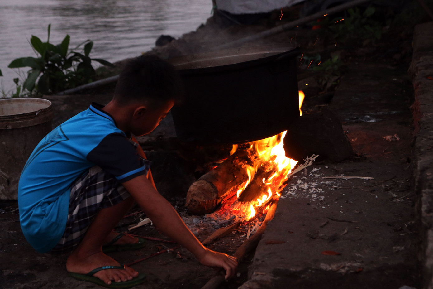 Nửa đêm đi 'chợ ma' giữa vùng nước nổi ảnh 16
