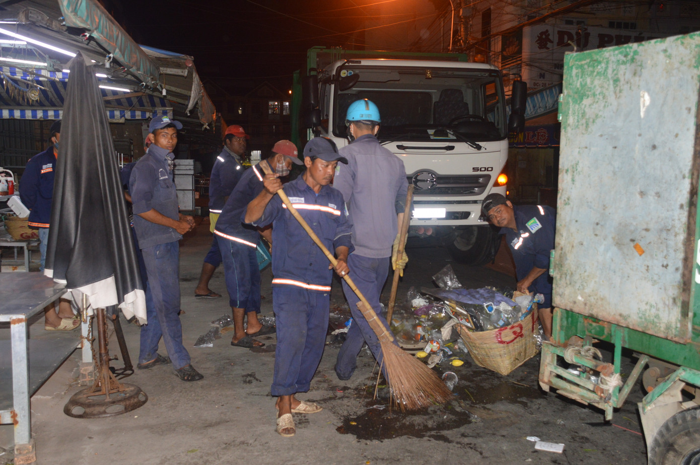 Những người làm đẹp phố phường đêm 30 Tết ảnh 1