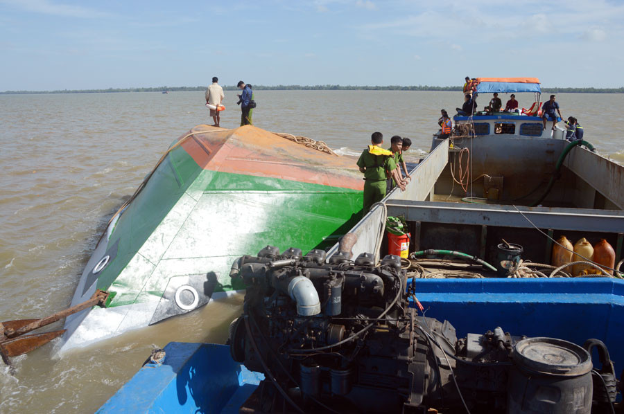 Lật sà lan trên sông Hậu, hai cháu bé mất tích ảnh 2