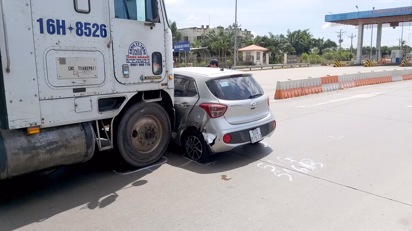 Xe đầu kéo tông xe ô tô, 2 người thoát chết ảnh 1