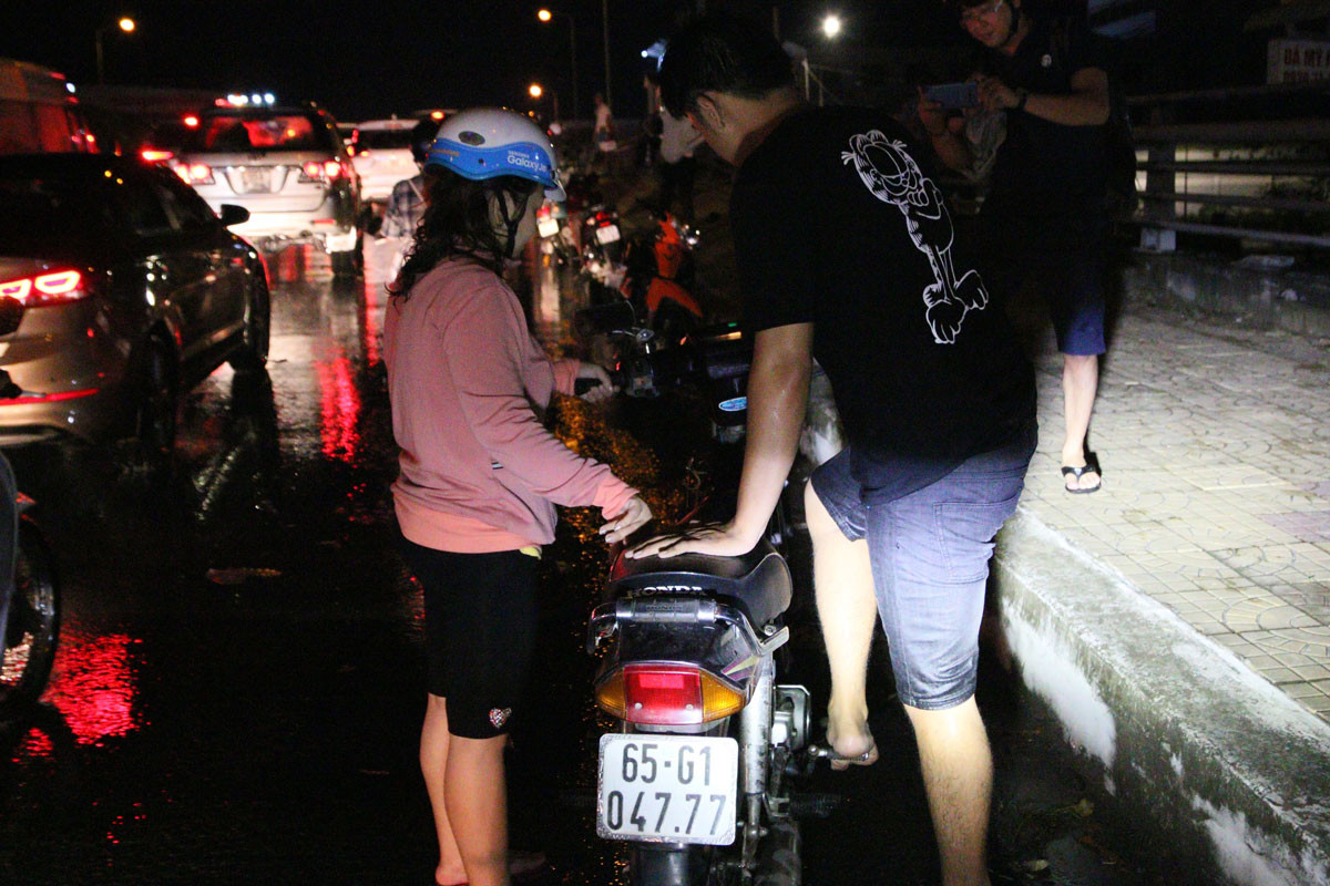 Triều cường tràn đê, tài sản người dân bị nhấn chìm ảnh 11