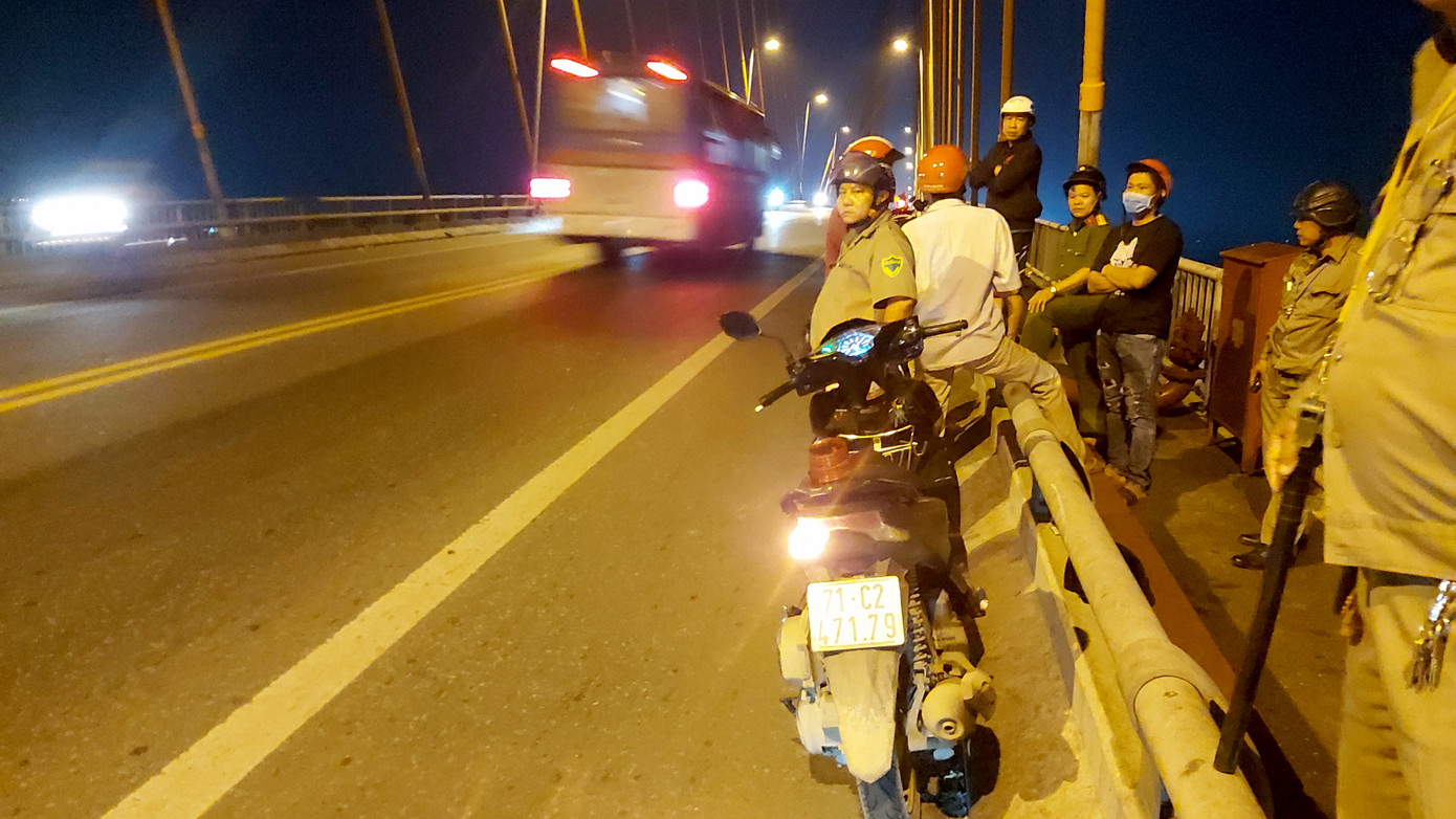 Tìm kiếm nam thanh niên nhảy cầu Rạch Miễu ảnh 1