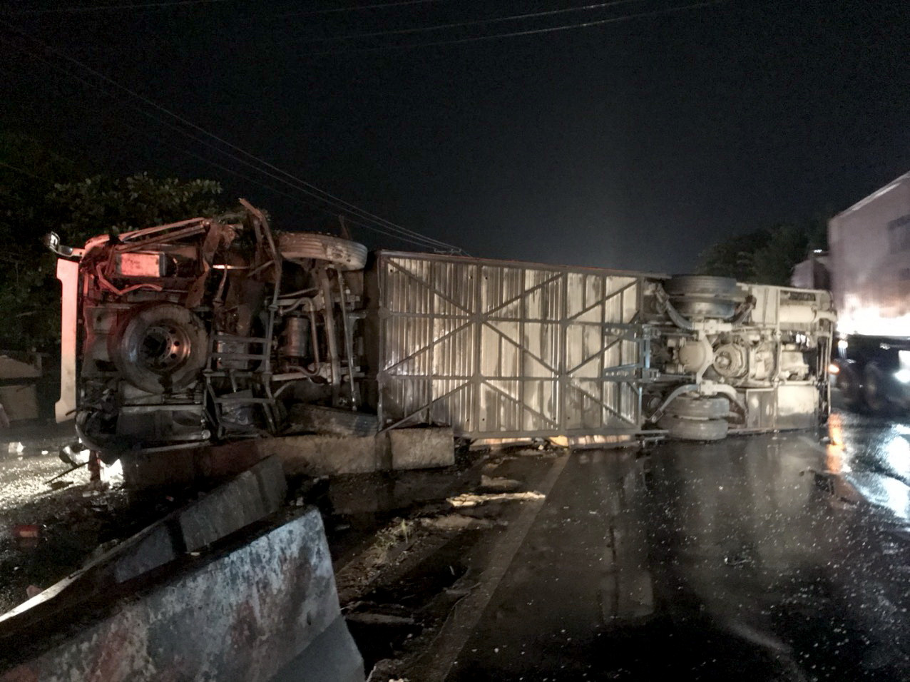 Va chạm liên hoàn trên quốc lộ 1, 1 người chết, 19 người bị thương ảnh 1