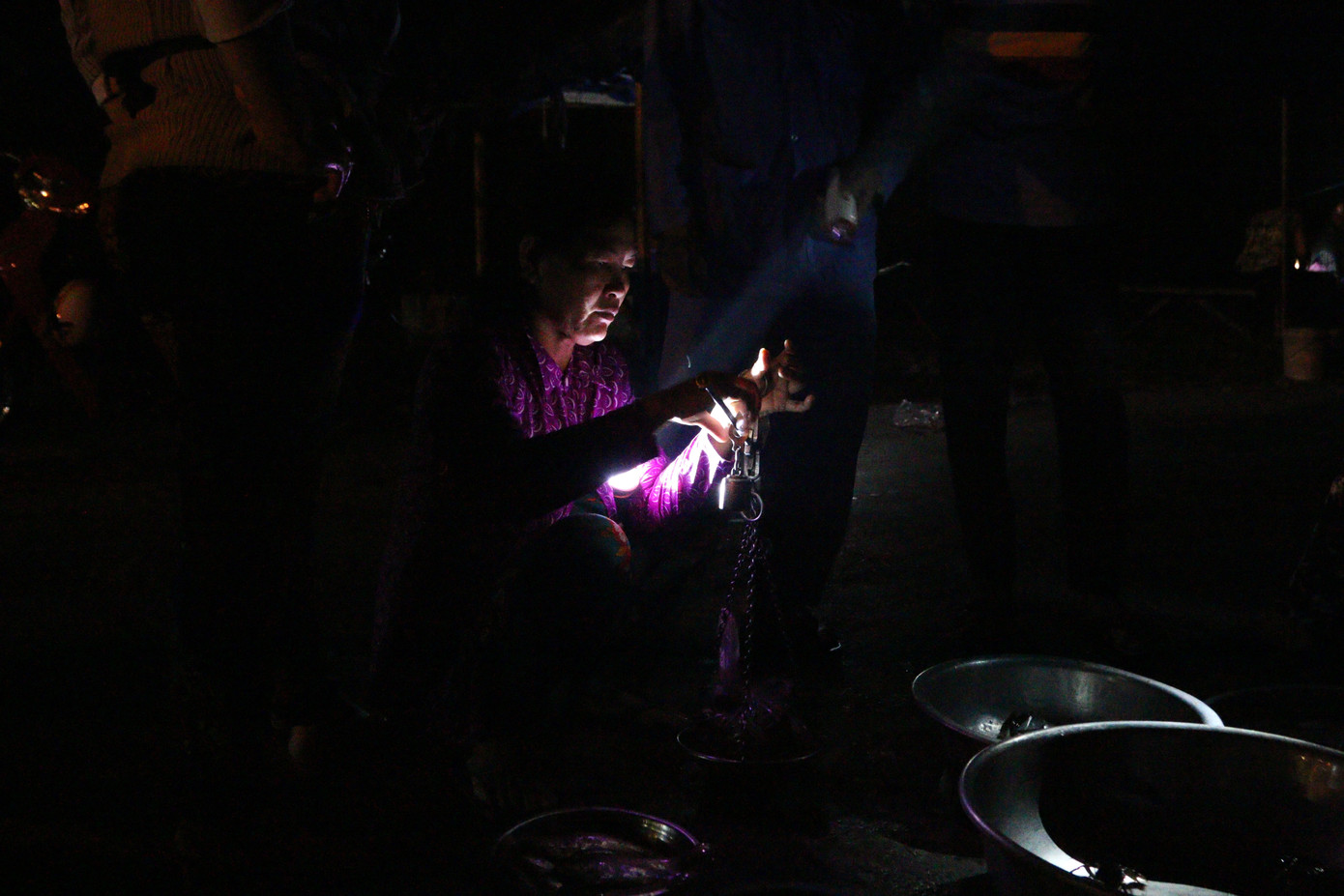 Nửa đêm đi 'chợ ma' giữa vùng nước nổi ảnh 1