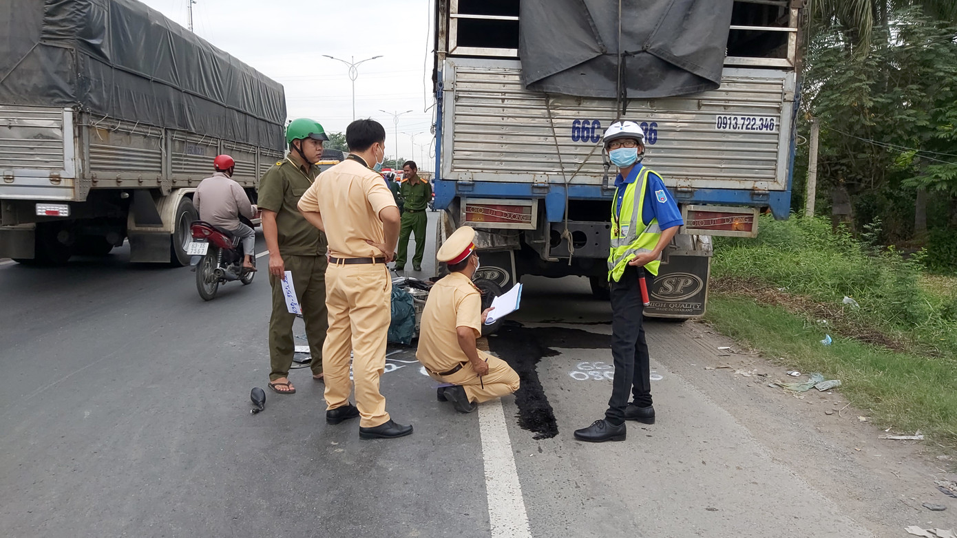 Tông vào đuôi xe tải dừng đỗ bên đường, một người tử vong tại chỗ ảnh 1