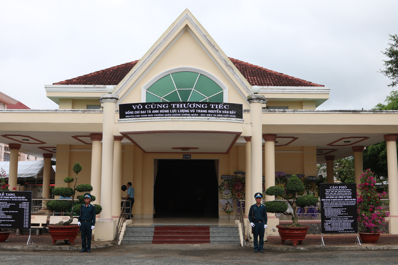 Ngàn người dân đón linh cữu Anh hùng phi công Nguyễn Văn Bảy ảnh 1