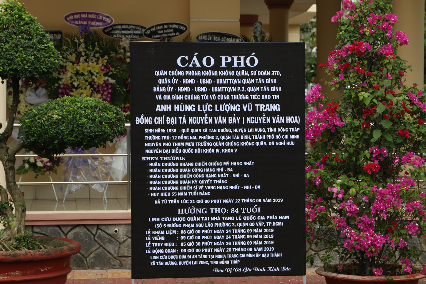 Ngàn người dân đón linh cữu Anh hùng phi công Nguyễn Văn Bảy ảnh 2