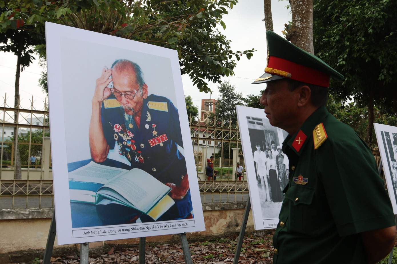 Ngàn người dân đón linh cữu Anh hùng phi công Nguyễn Văn Bảy ảnh 4