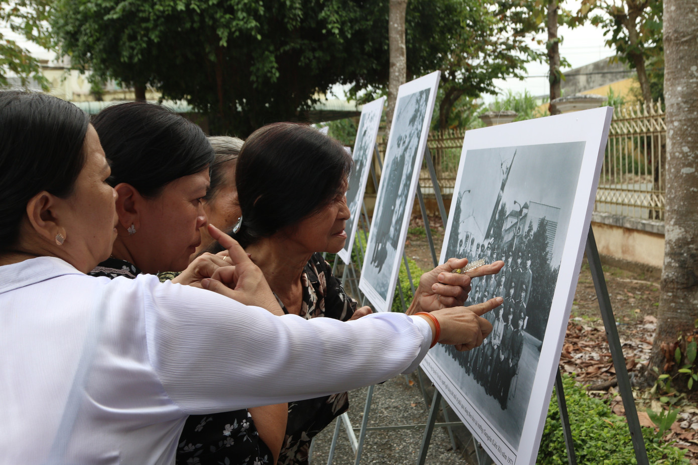 Ngàn người dân đón linh cữu Anh hùng phi công Nguyễn Văn Bảy ảnh 6