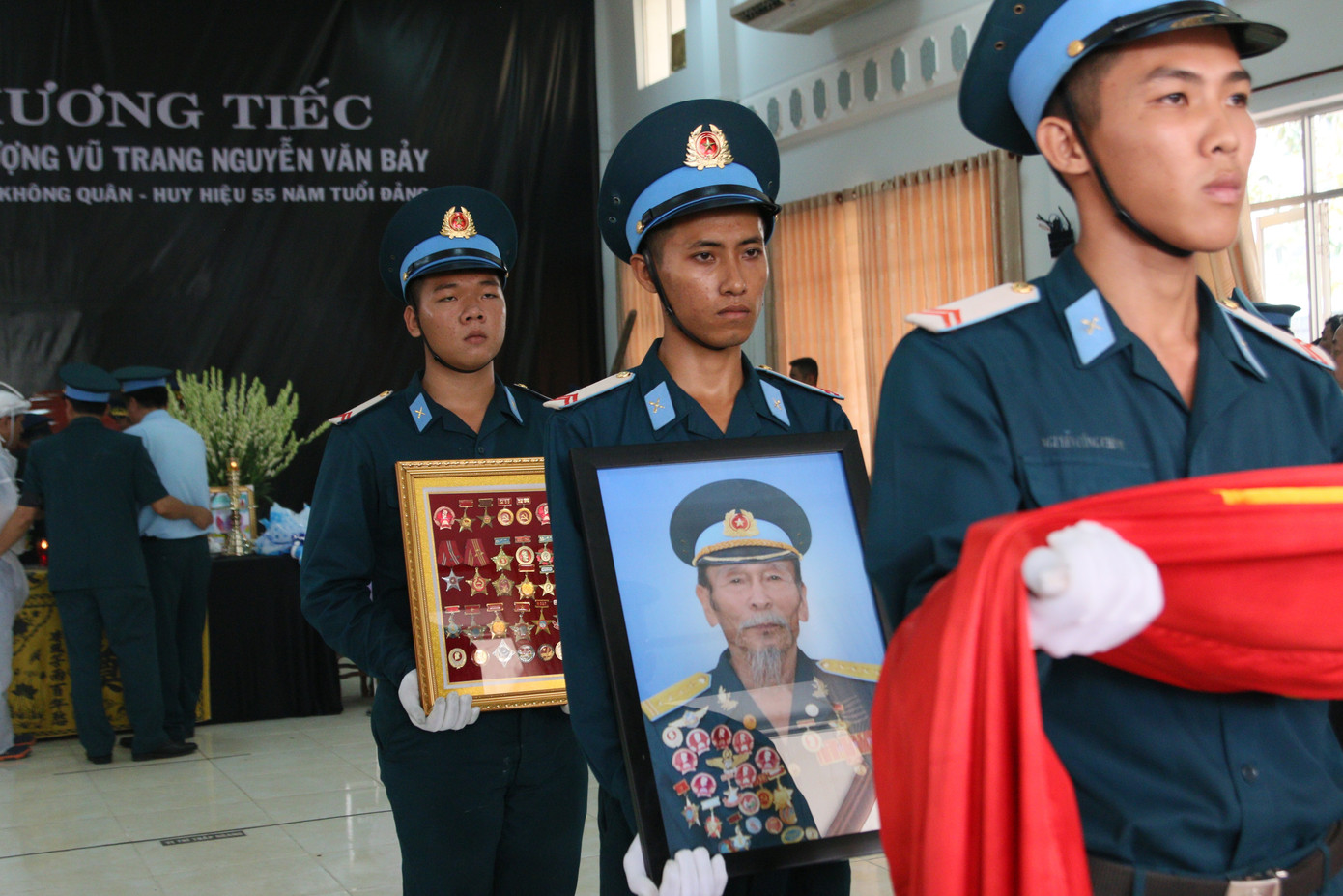Lưu luyến tiễn đưa Anh hùng phi công Nguyễn Văn Bảy về với đất mẹ ảnh 9