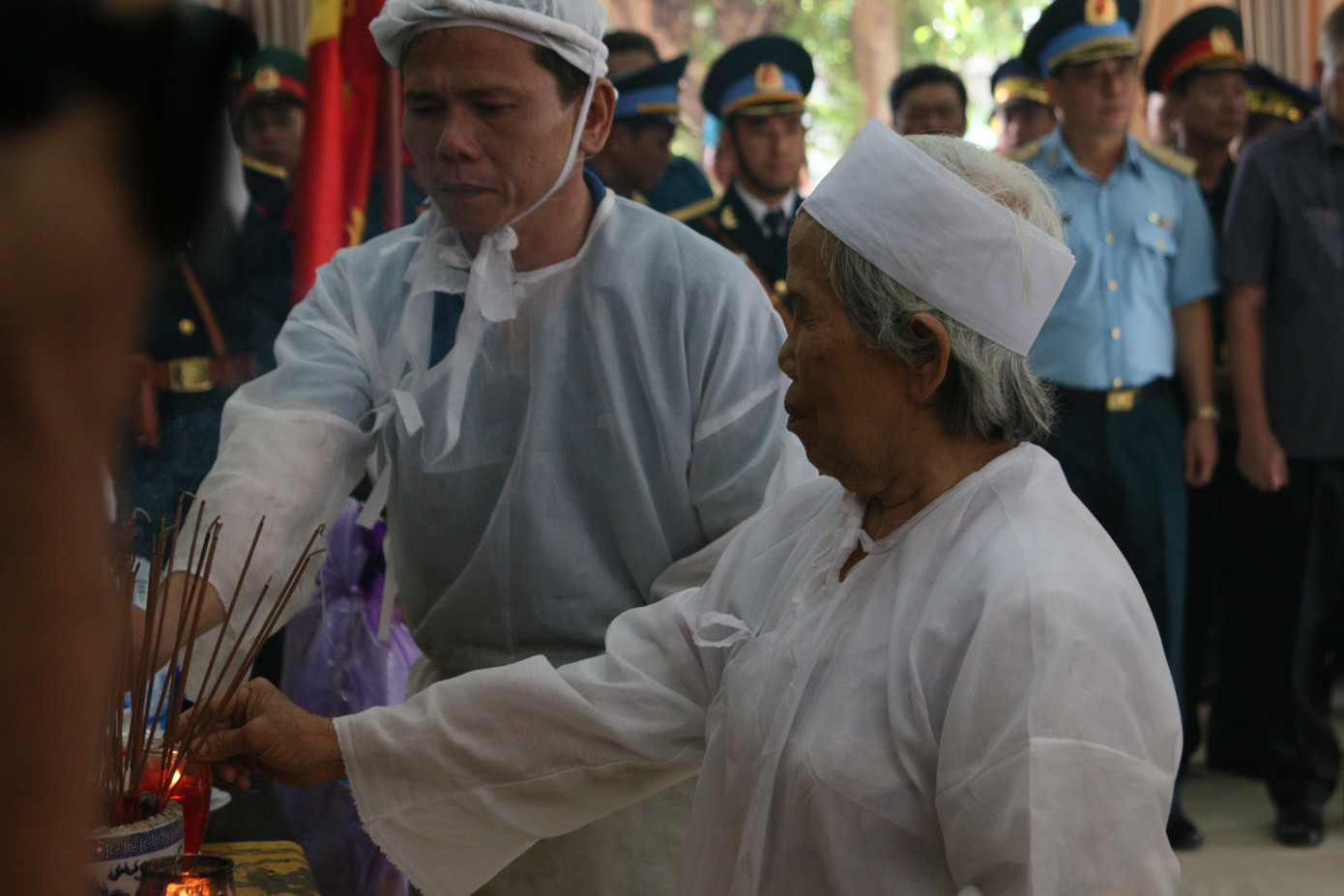 Lưu luyến tiễn đưa Anh hùng phi công Nguyễn Văn Bảy về với đất mẹ ảnh 2