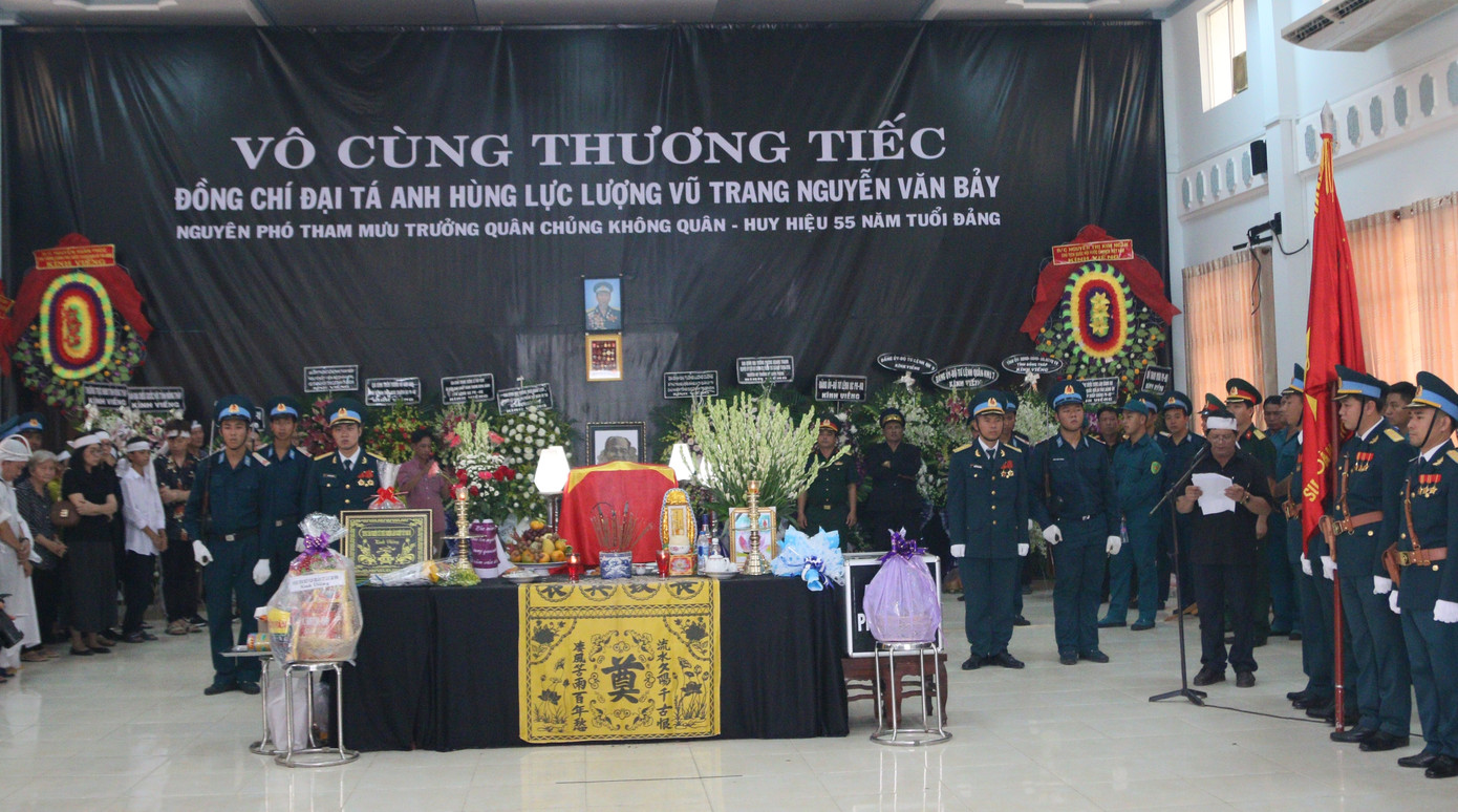 Lưu luyến tiễn đưa Anh hùng phi công Nguyễn Văn Bảy về với đất mẹ ảnh 7