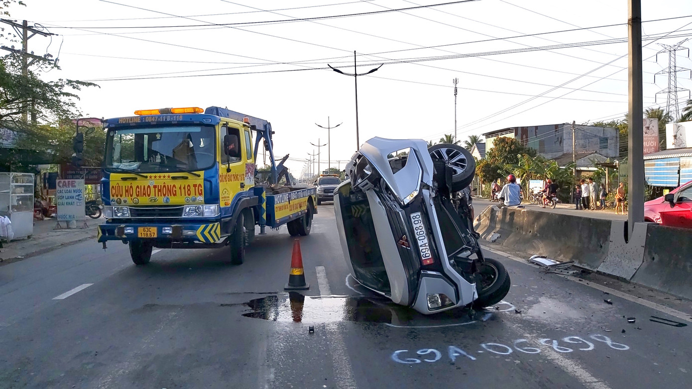 Ô tô lao vào dải phân cách lật ngang trên đường, 2 người thoát chết ảnh 1