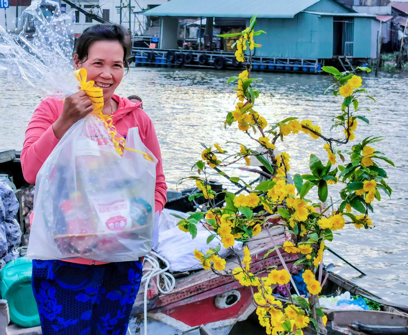 Trao quà Tết cho tiểu thương chợ nổi Cái Răng ảnh 1