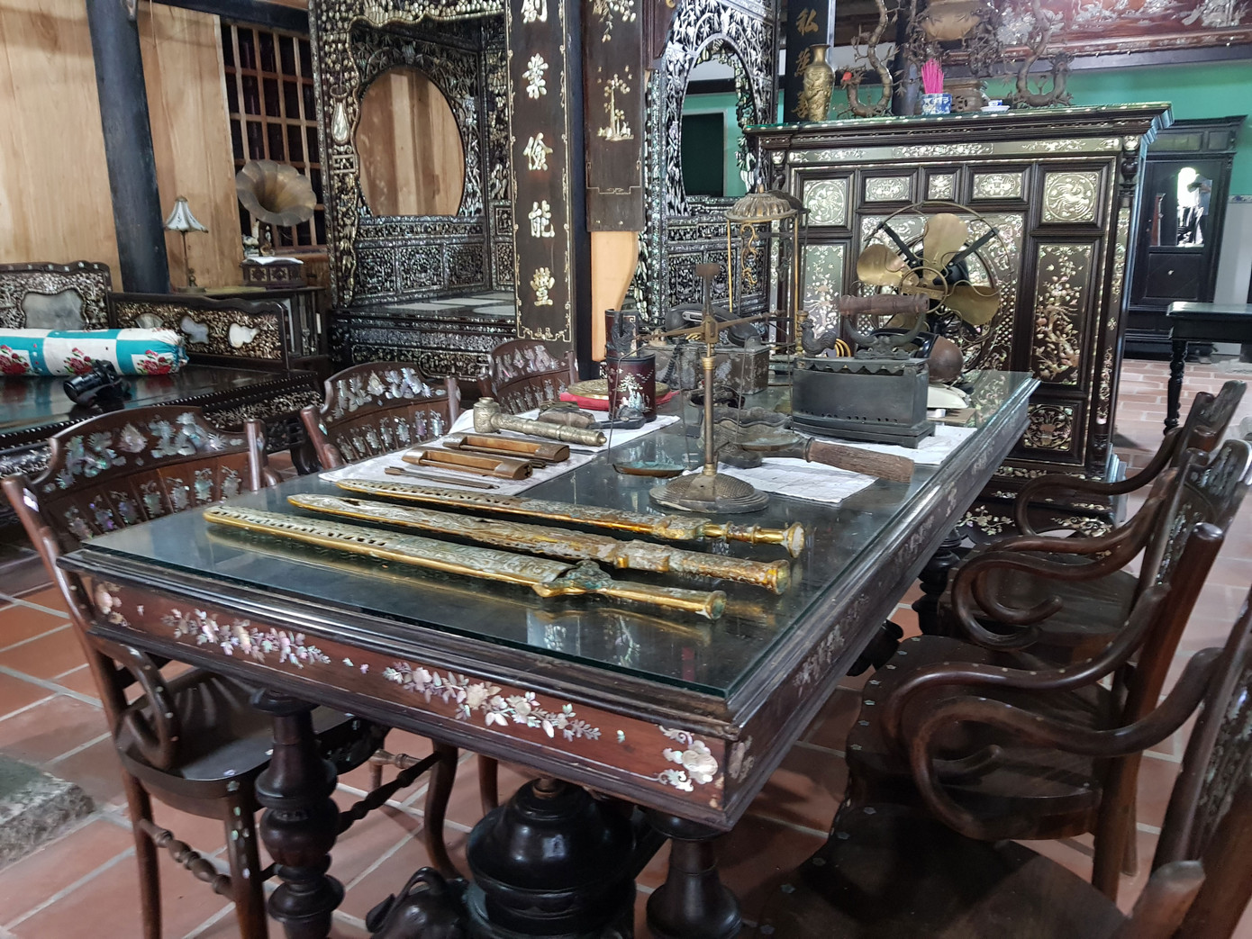 Độc đáo chiếc giường cổ có giá bạc tỷ ở Đồng Tháp ảnh 8